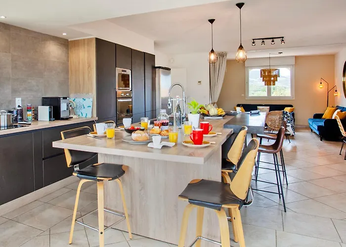 Jasmin 3 Avec Grande Terrasse 6 à 8 Personnes * Calvi (Corsica)